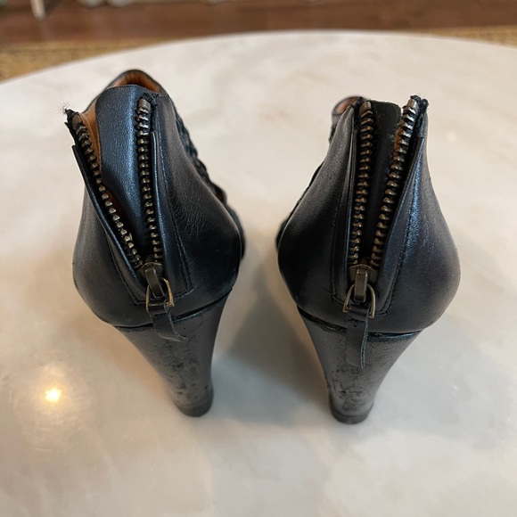 Elizabeth and James Black Leather Wedge Sandals w/ back Zipper. Booties 9B - Picture 7 of 9